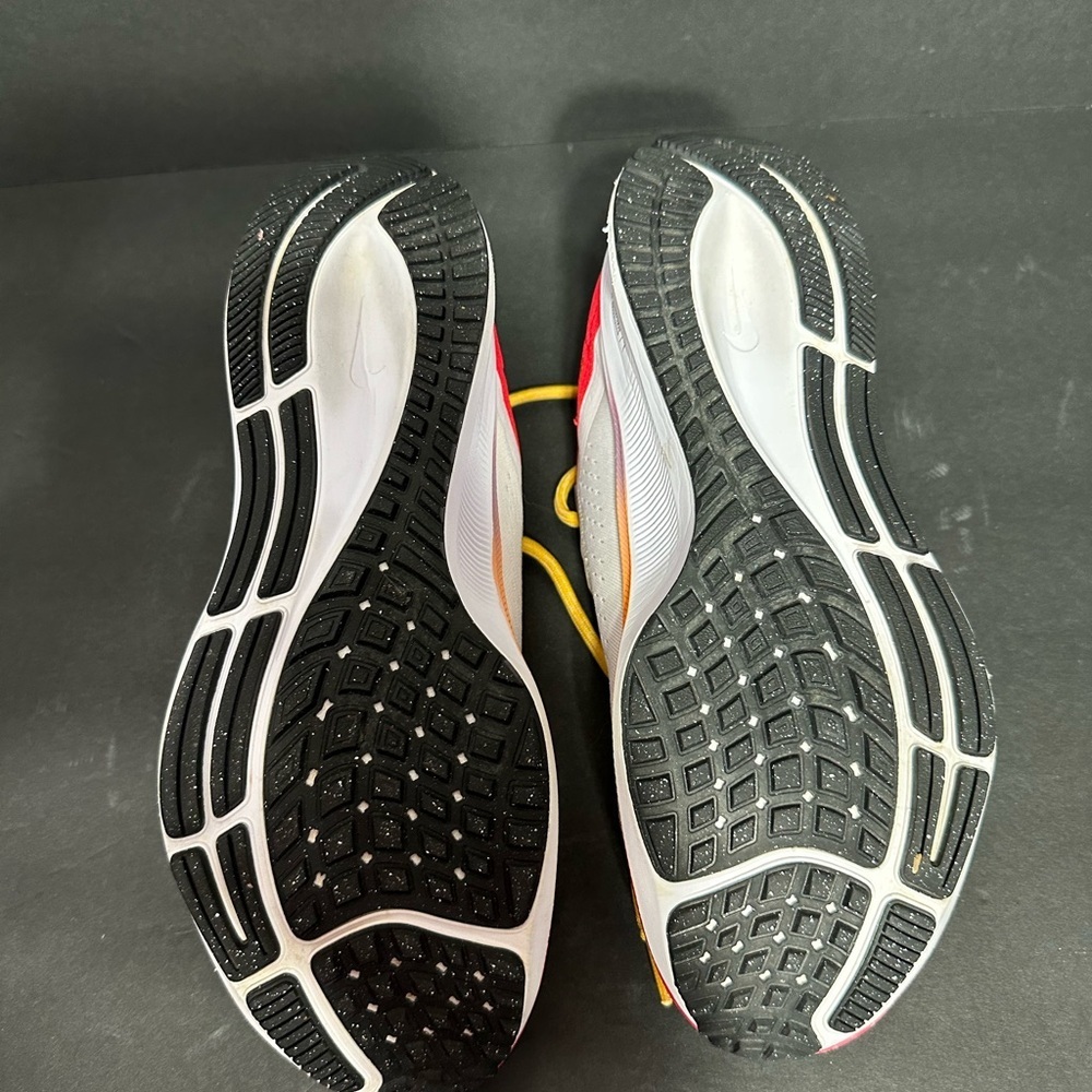 Nike Air Zoom Pegasus with Red and Yellow size 9.5 pre owned Exellent condition - Picture 6 of 7
